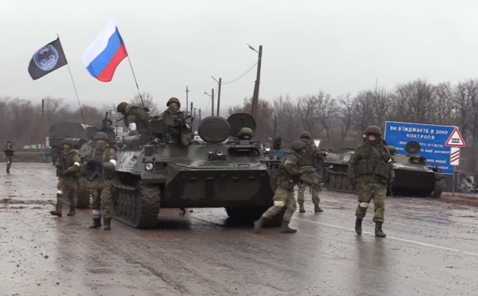 Russiske-soldater-2022-tanks-flagg-Luhansk