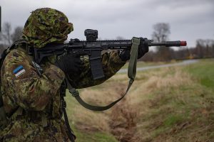 Estisk-soldat-estland-Kaitseliit-M16-AR-15-øvelse-våpen