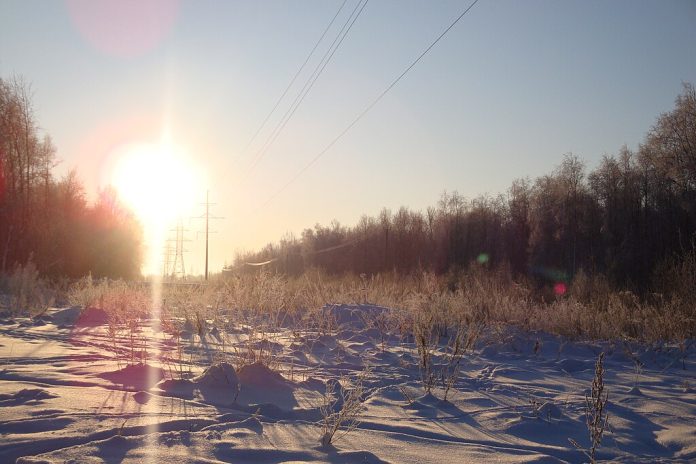 Estland-strøm-energi-linjer-strømlinjer-kabler-vinter