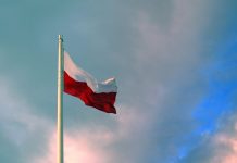 Polen blir eneste EU-land uten MiCA-regler etter mislykket veto-forsøk Polen-flagg-polsk-flaggstang-vær