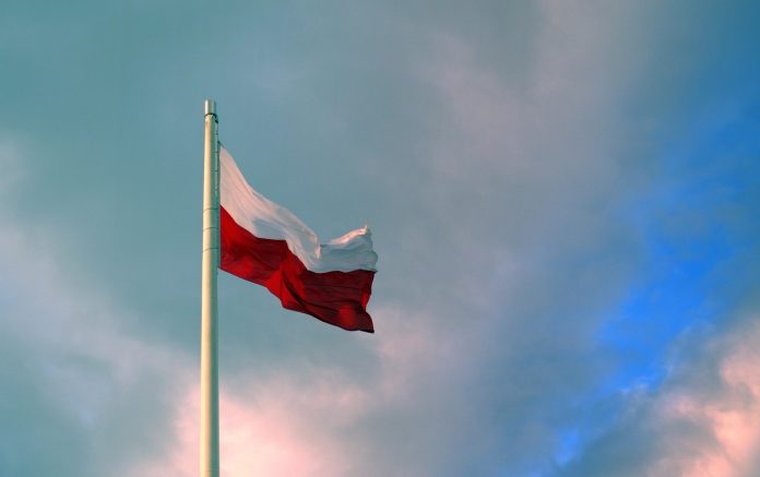 Polen-flagg-polsk-flaggstang-vær