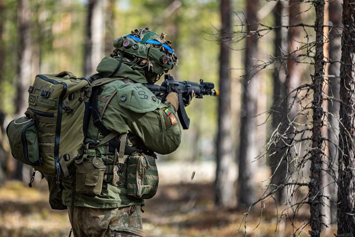 Litauen-soldat-NATO-østflanken-baltiske-soldat-baltikum-skog