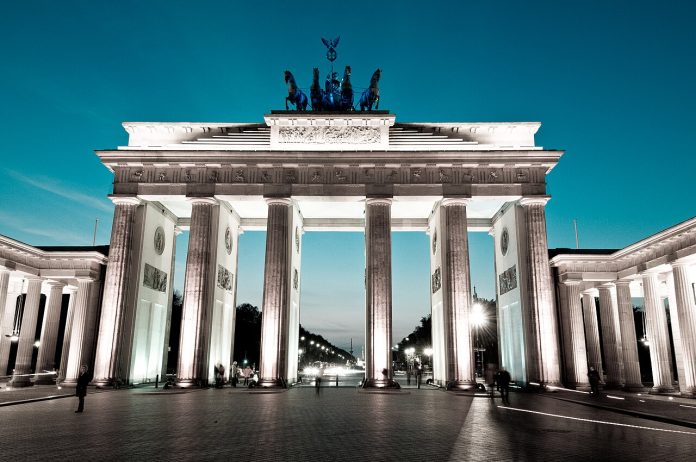 Berlin-Bradenburger-Tor-monument-Lys-Tyskland