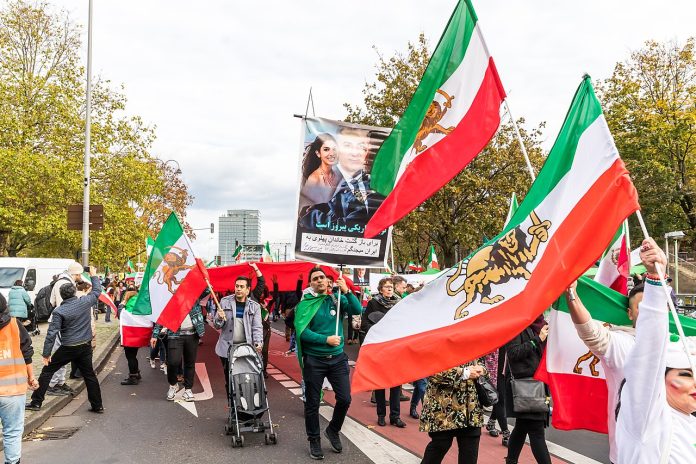 Iran-protester-folkeopprør-shahen