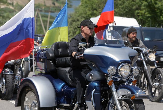 Putin-2010-Ukraina-flagg