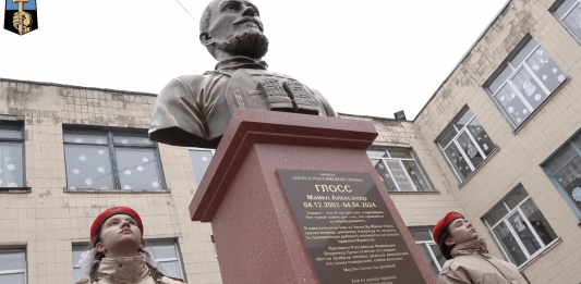 Michael-Gloss-pro-russisk-CIA-sønn-statue-Donetsk-skolebarn-skole