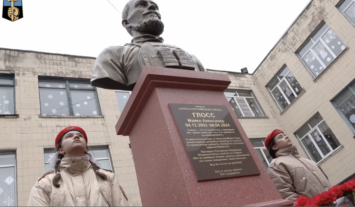 Michael-Gloss-pro-russisk-CIA-sønn-statue-Donetsk-skolebarn-skole