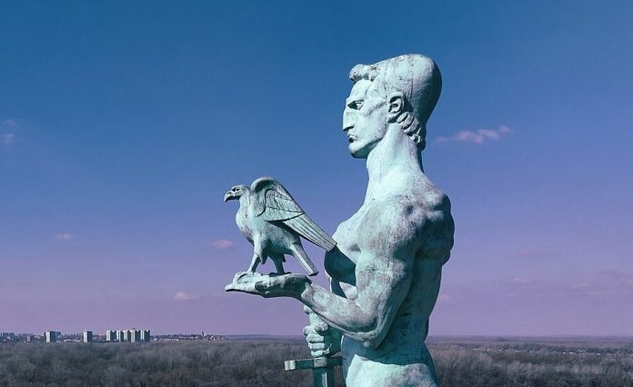 Serbia-Viktor-Statue-ørn-droner-symbolikk-beograd