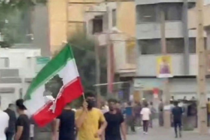 Iran-protest-demonstrant-flagg-anti-regime-opprør-iranere-ayatollah-2026