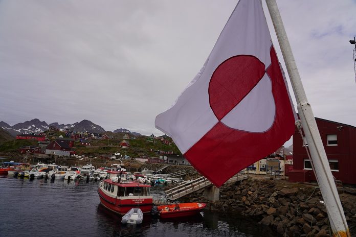 Grønland-flagg-havn-båter-Nuuk