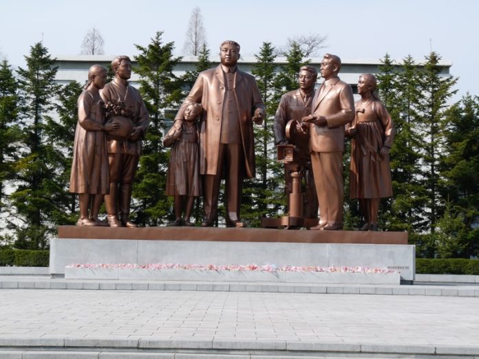 Kim-Jong-Un-datter-statue-NK
