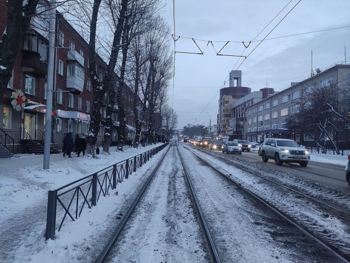 Russisk-by-landsby-vinter