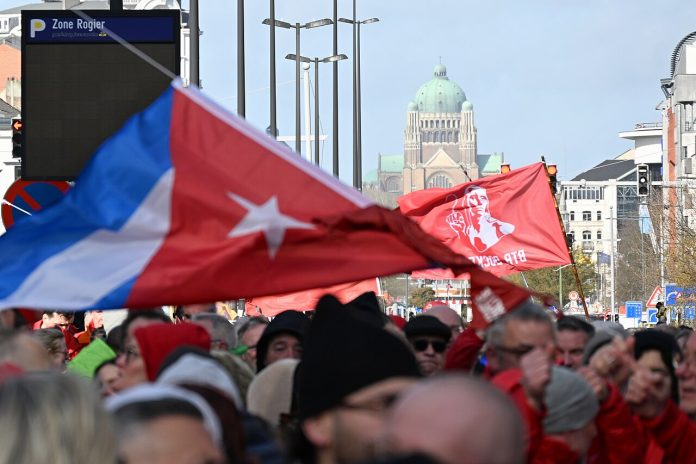 Cuba-protest-flagg-folk-demonstranter