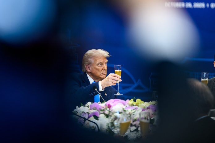 Trump-Sør-korea-glass-skåling-middag-bankett-Myung-Lee-diplomati-USA-2025