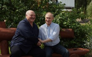 Lukasjenko-Putin-holde-hender-hage-Belarus-diktator-Russland