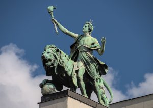 Tsjekkia-sentralbank-skulptur-Antonín-Popp-Løve-fakkel-liberalisering-finans