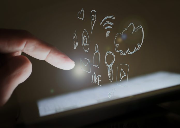 Sosiale-medier-finger-touch-aldersgrense-lov