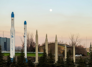 Iran hevder å ha angrepet amerikansk base og skip