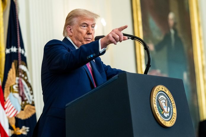 Trump-Finger-peker-podium-Presse
