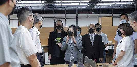 Taiwanske digitalmyndigheter i et kontor med datamaskiner
