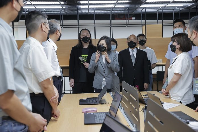 Taiwanske digitalmyndigheter i et kontor med datamaskiner