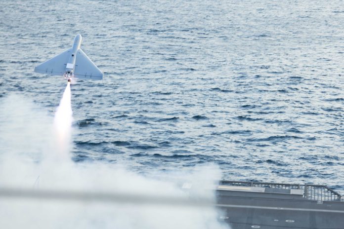 En drone skytes opp fra et amerikansk marinefartøy