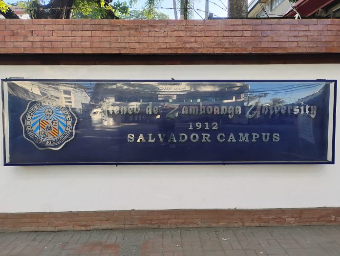 Skilt ved Ateneo de Zamboanga University