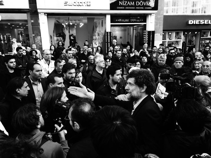 Osman Kavala i en folkemengde