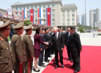 Kim Jong-uns svært politiske antrekk Putin og Kim Jong-un møtes
