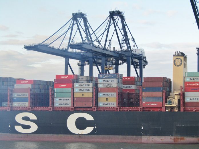 Containerhavn med lasteskip
