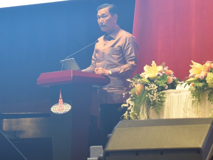 Luhut Binsar Pandjaitan ved en talerstol