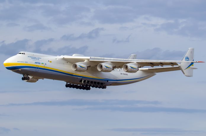 Antonov-fraktfly ved flyplassen