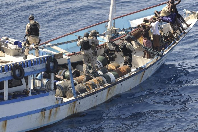 Soldater om bord på en mistenkt piratbåt