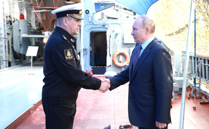 Putin og en marineoffiser på et krigsskip