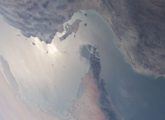USA sier de ødela fem iranske tankskip Satellittbilde av Hormuz-stredet