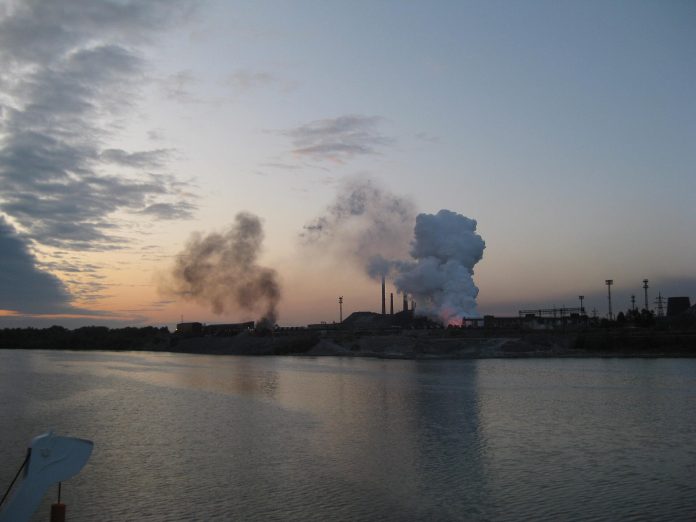 Zaporizhstal med røyk over industrianlegget
