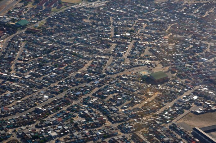 Flyfoto av en township i Sør-Afrika