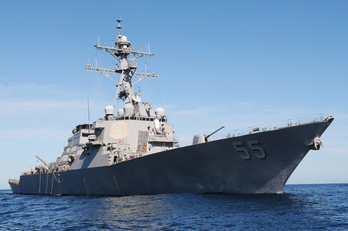 Amerikansk missildestroyer på åpent hav