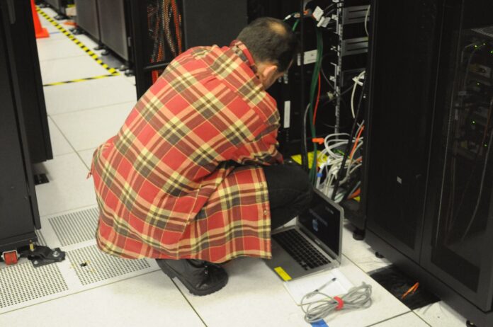 Tekniker ved serverrack i datasenter