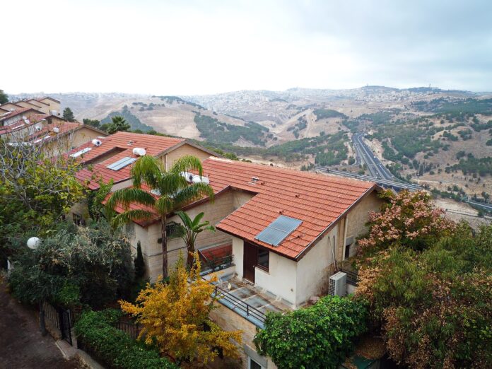 Utsikt over Ma'ale Adumim og veier