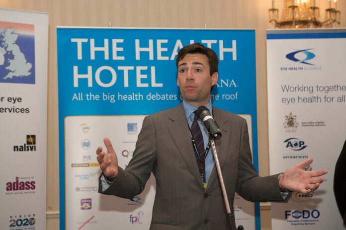 Andy Burnham ved talerstol