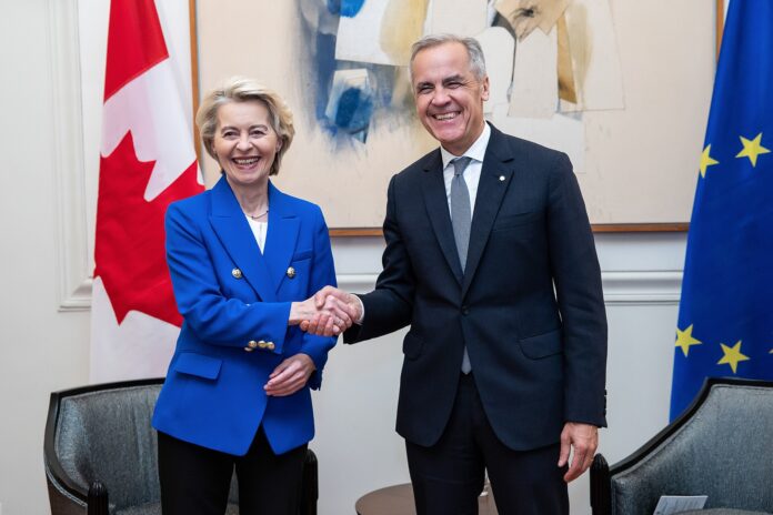 Mark Carney og Ursula von der Leyen håndhilser