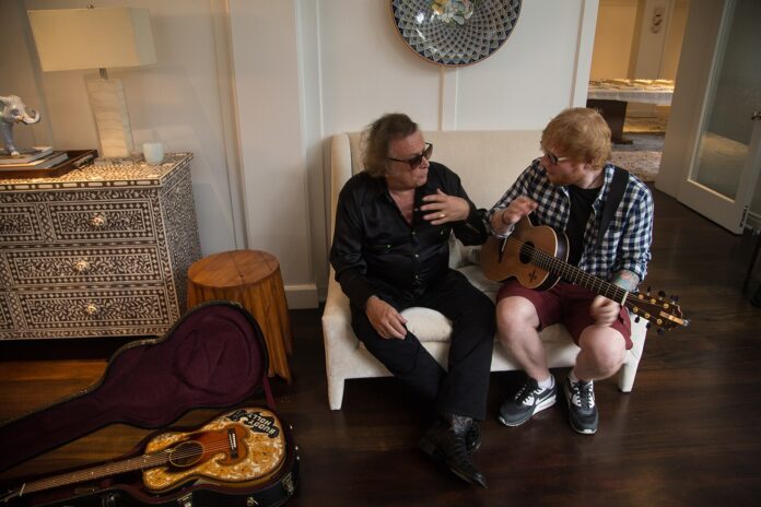 Ed Sheeran og Don McLean backstage med gitar