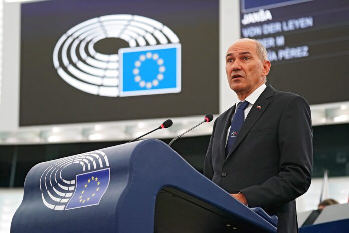 Janez Janša ved talerstol
