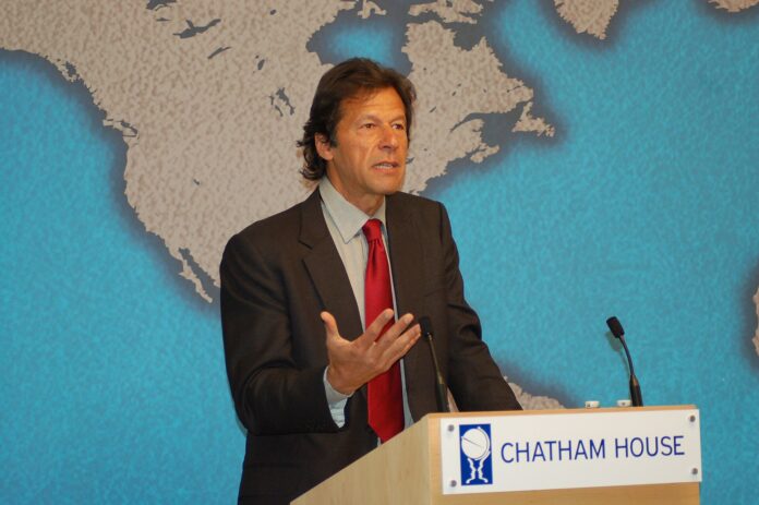 Imran Khan ved talerstol