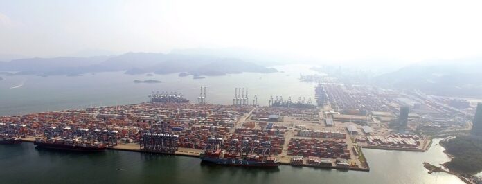 Containerterminal i Kina med fraktcontainere