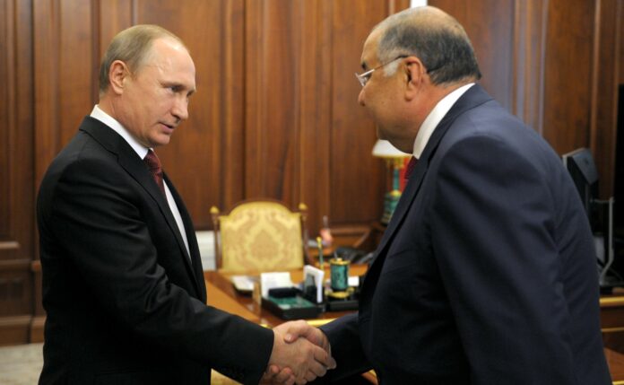 Vladimir Putin og Alisher Usmanov håndhilser