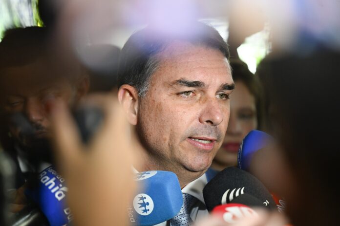 Flávio Bolsonaro foran mikrofoner