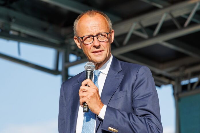 Friedrich Merz med mikrofon