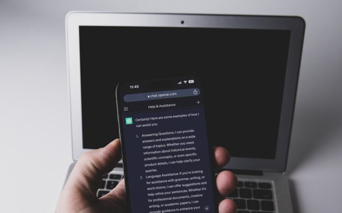 Smarttelefon med ChatGPT på skjermen